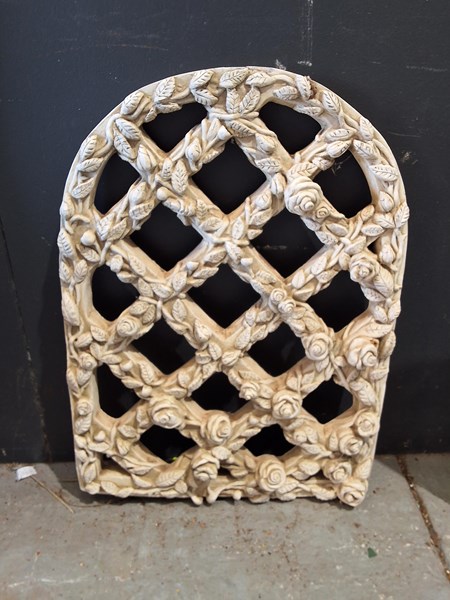 Lot 479 - GARDEN DECOR