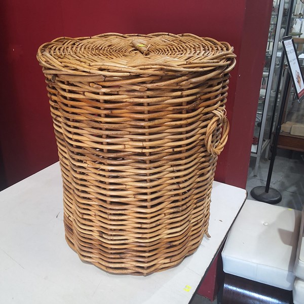 Lot 260 - LAUNDRY HAMPER