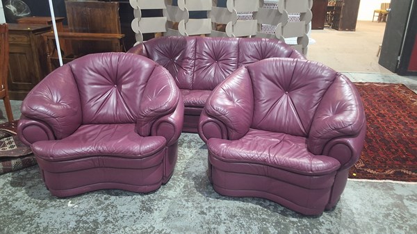 Lot 184 - LOUNGE SUITE