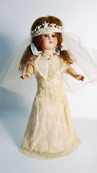 Lot 1352 - VINTAGE DOLL