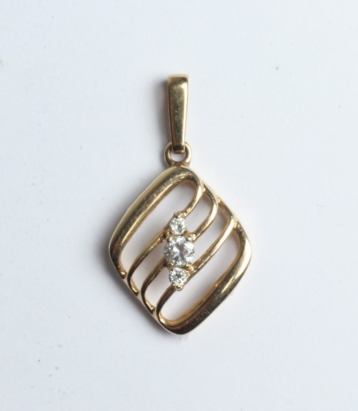Lot 1020 - GOLD PENDANT