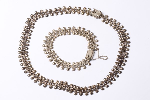 Lot 1084 - NECKLACE AND BRACELET SET