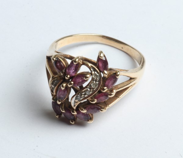 Lot 1001 - GOLD RING