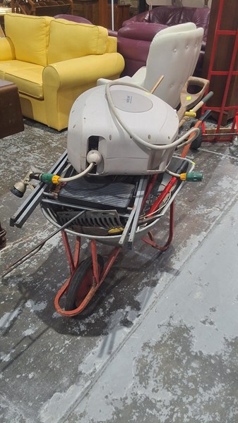 Lot 330 - GARDEN TOOLS