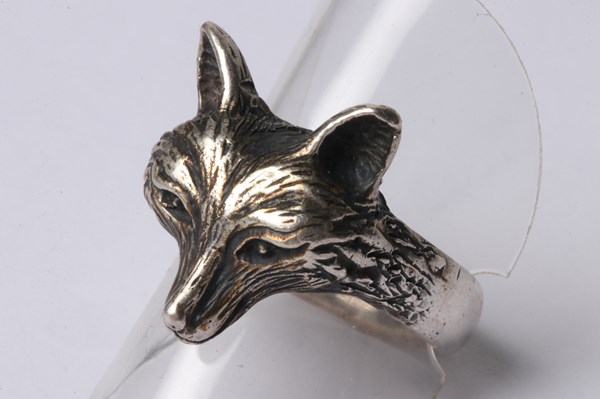 Lot 1071 - STERLING SILVER RING