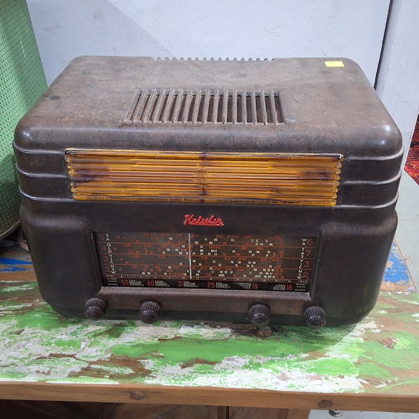Lot 1279 - BAKELITE RADIO
