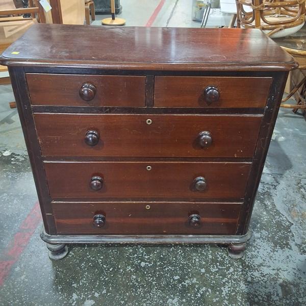 Lot 47 - CHEST OF DRAWERS