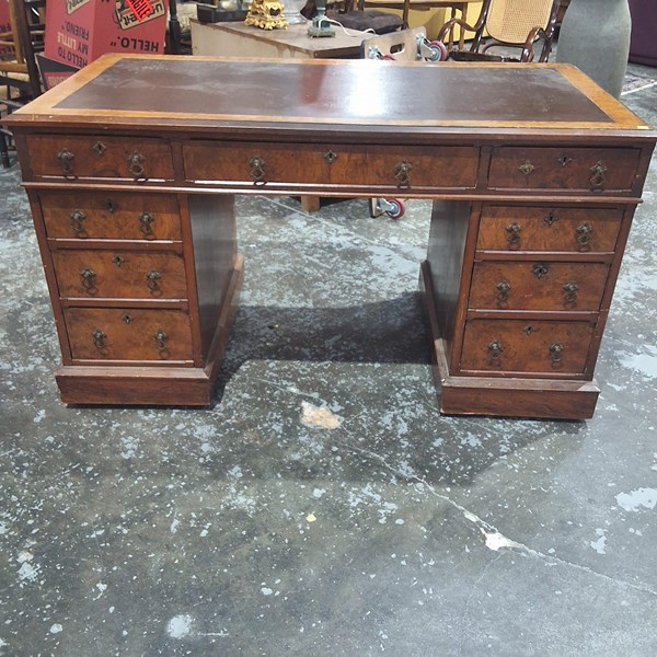 Lot 31 - PEDESTAL DESK