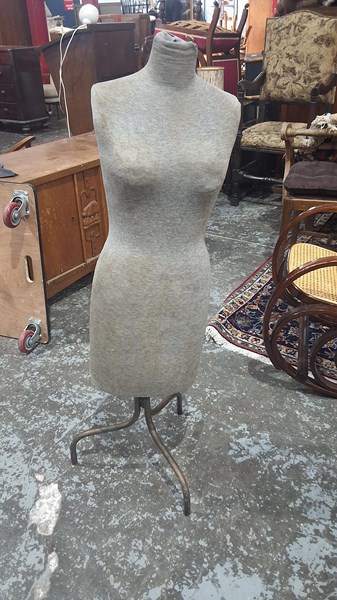Lot 218 - MANNEQUIN