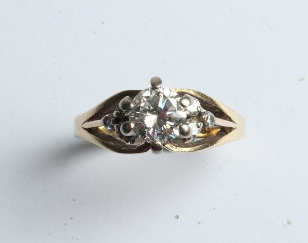 Lot 1007 - DIAMOND RING