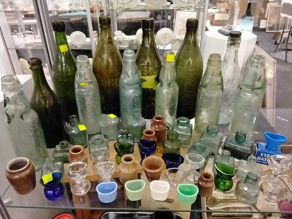 Lot 1401 - COLLECTABLE GLASS BOTTLES