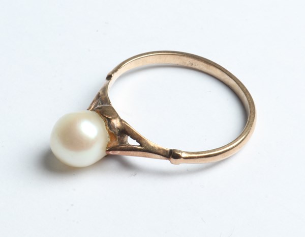 Lot 1026 - GOLD RING