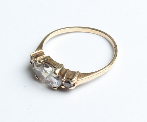Lot 1005 - GOLD RING