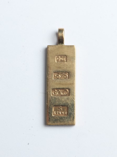 Lot 1011 - GOLD PENDANT