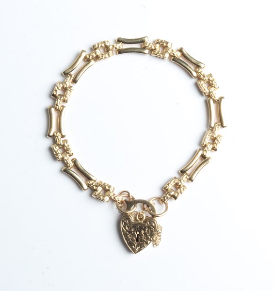 Lot 1010 - GOLD BRACELET
