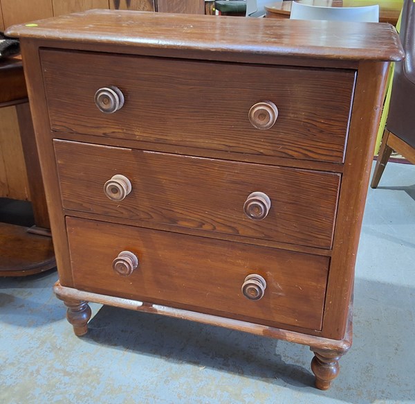 Lot 242 - CHEST OF DRAWERS