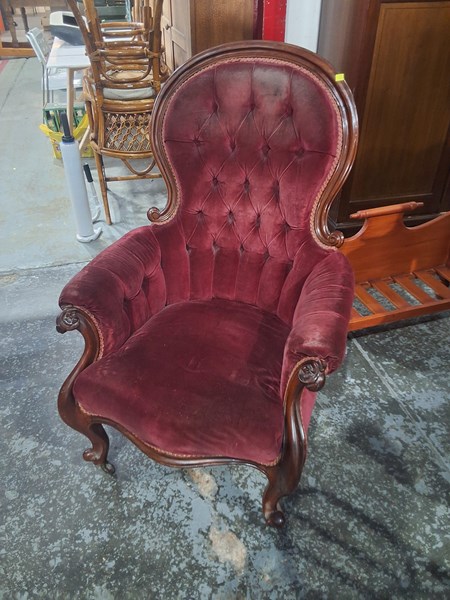 Lot 38 - GRANDFATHER CHAIR