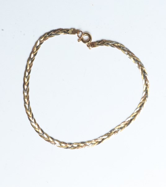 Lot 1006 - GOLD BRACELET
