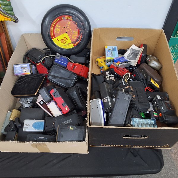 Lot 1483 - CAMERAS AND RADIOS