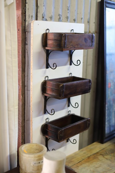 Lot 96 - BRICK MOLD SHELVES