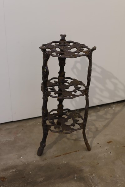 Lot 118 - POT STAND