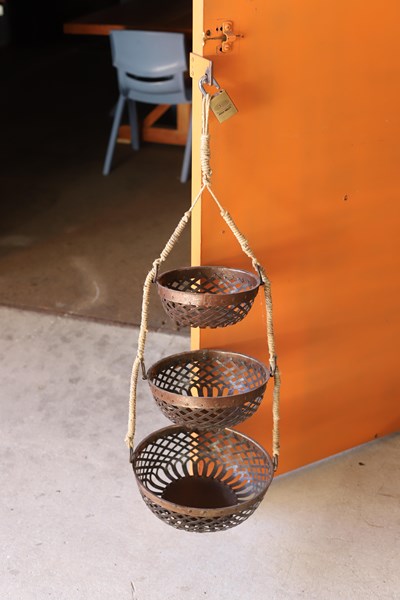 Lot 432 - HANGING BASKET