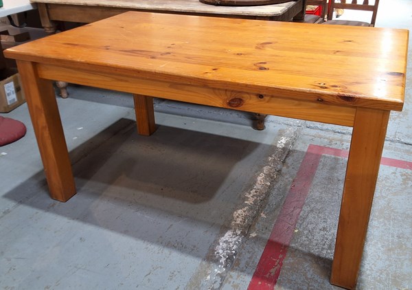 Lot 259 - DINING TABLE