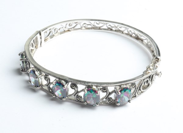Lot 1046 - SILVER BANGLE
