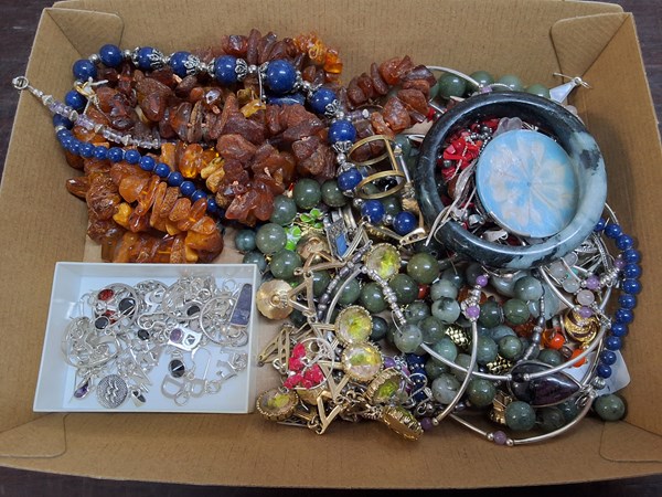 Lot 1032 - COSTUME JEWELLERY