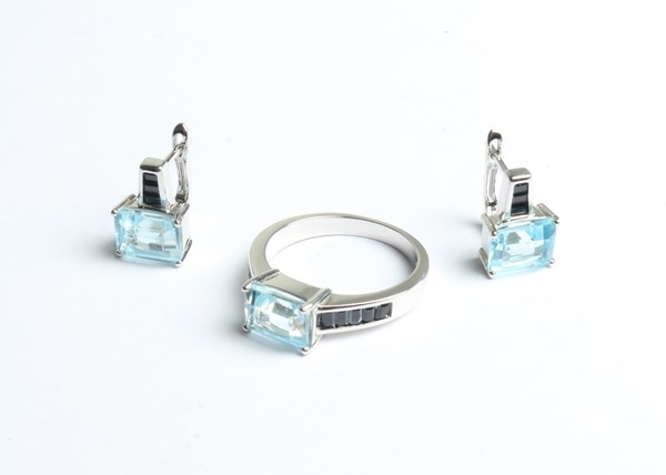 Lot 1058 - SILVER TOPAZ RING