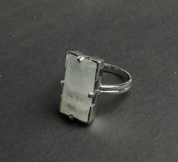 Lot 1053 - SILVER MOONSTONE RING