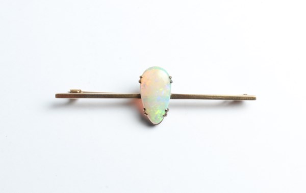 Lot 1023 - GOLD OPAL BROOCH