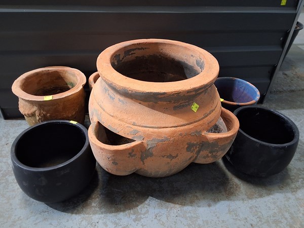 Lot 472 - PLANT POTS