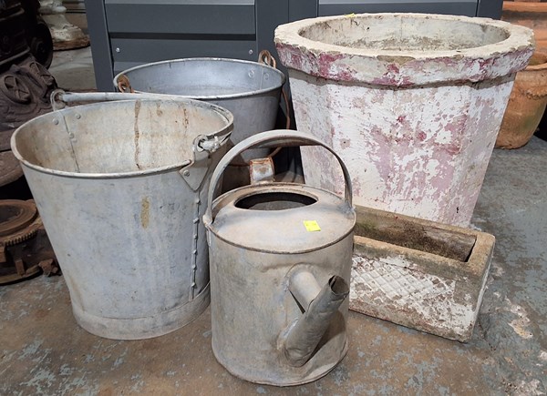 Lot 470 - GARDEN DECOR