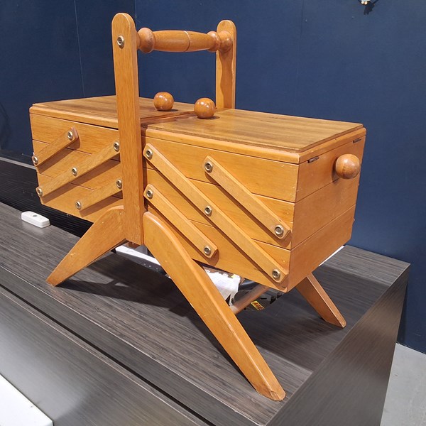 Lot 207 - SEWING TIDY