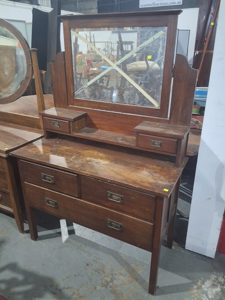 Lot 334 - DRESSING TABLE