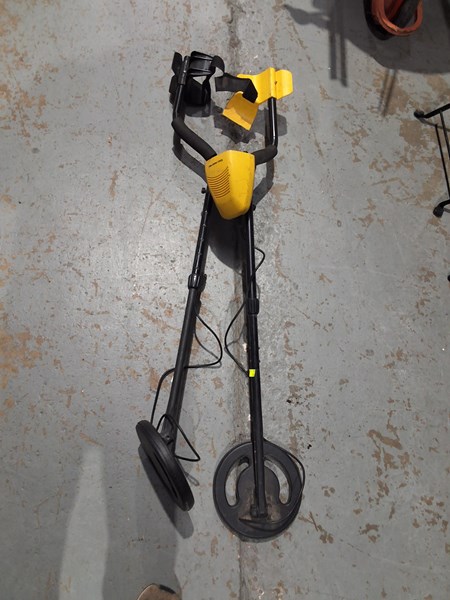 Lot 354 - METAL DETECTORS