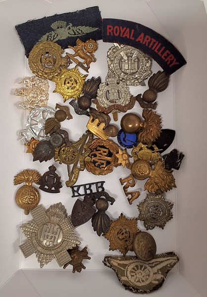 Lot 1302 - MILITARY BUTTONS AND BADGES