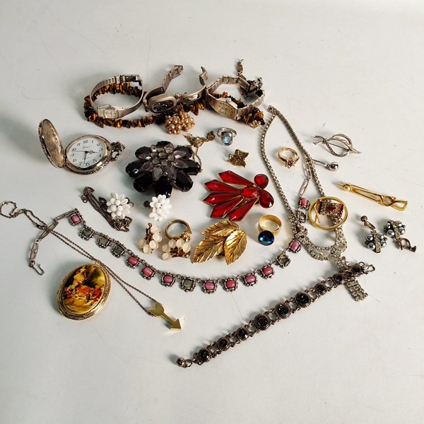 Lot 1033 - JEWELLERY