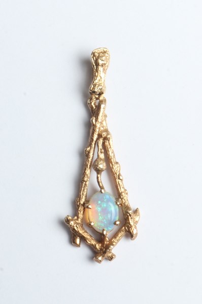 Lot 1025 - GOLD PENDANT