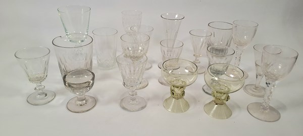 Lot 1370 - GLASSWARE
