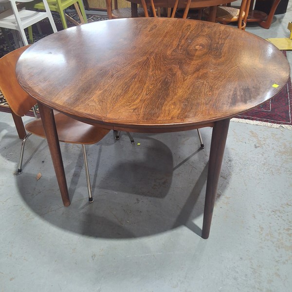 Lot 379 - DINING TABLE