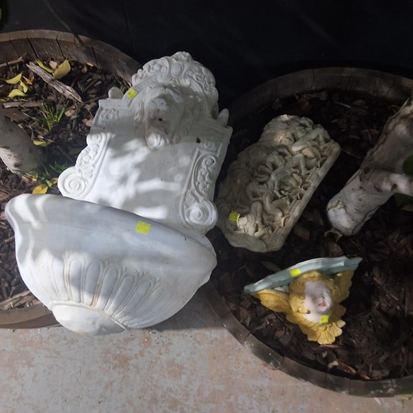 Lot 453 - GARDEN DECOR