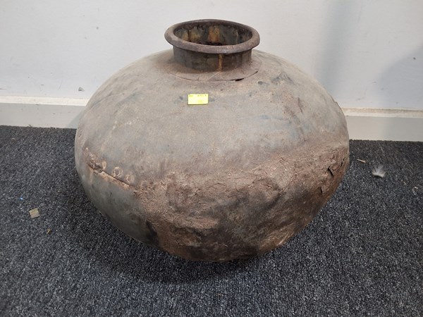 Lot 381 - WATER POT