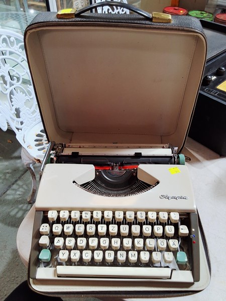 Lot 1393 - TYPEWRITER