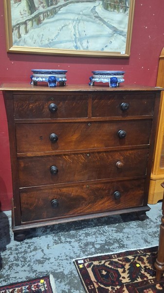 Lot 22 - CHEST OF DRAWERS