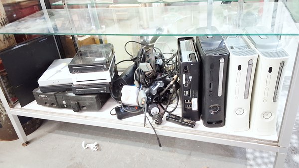 Lot 1394 - GAMING CONSOLES