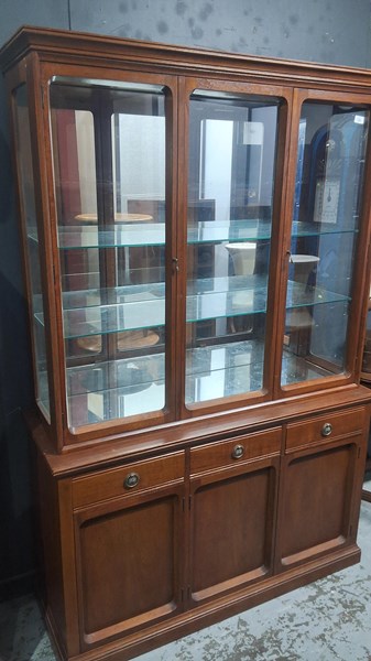 Lot 108 - DISPLAY CABINET