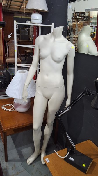 Lot 387 - MANNEQUIN