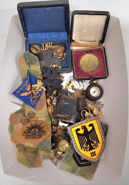 Lot 1107 - MILITARY COLLECTABLES